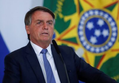 Bolsonaro aumenta salário mínimo para R$ 1.302 em 2023