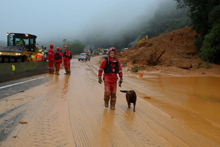 Bombeiros encerram buscas por vítimas de deslizamento no Paraná