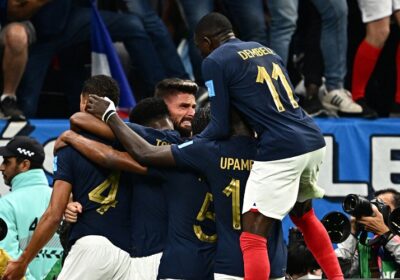 França vence a Inglaterra por 2 a 1 e está na semifinal da Copa do Mundo