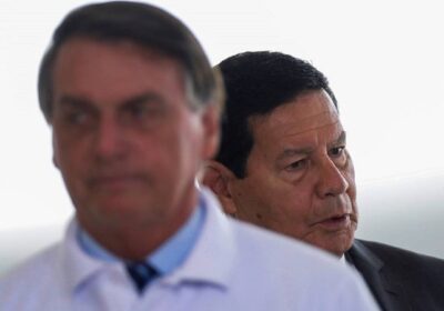 Mourão diz que Bolsonaro tem que levantar a cabeça e defende que presidente entregue faixa a Lula