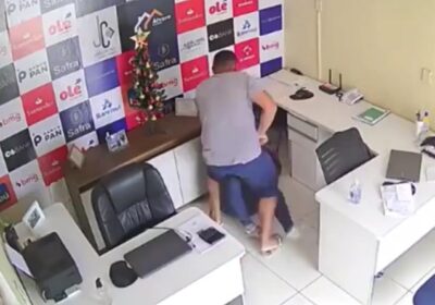 Veja momento em que homem tenta matar ex-mulher a facadas no trabalho