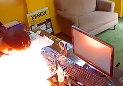 Vídeo: Celular explode durante conserto e deixa técnico ferido