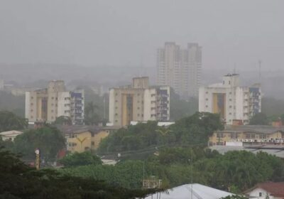 Em Manaus, igarapé transborda com a chuva e ruas ficam alagadas; assista aos vídeos