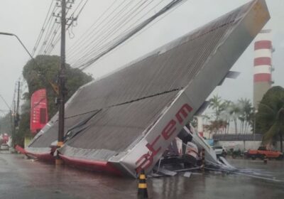 Posto de combustível desaba durante forte chuva em Manaus; vídeo