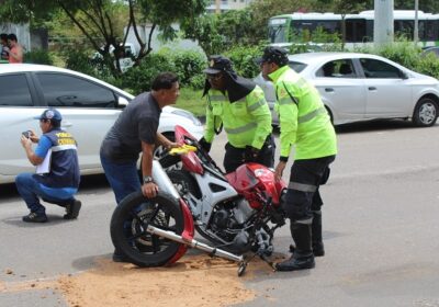 Acidente entre carro e moto deixa trânsito caótico na Av. Coronel Teixeira; vídeo