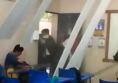 Árvore cai em telhado de escola durante temporal em Manaus e alunos ficam feridos; vídeo