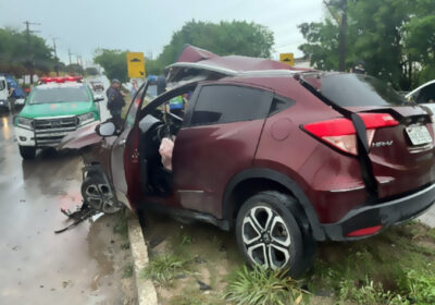 Carro com crianças colide com frente de caminhão em Manaus