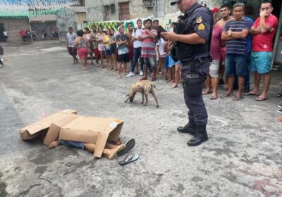 Homem com as mãos amarradas é jogado de carro e morto a tiros em Manaus