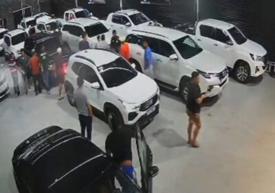 VÍDEOS: Quadrilha invade concessionária e rouba mais de 10 carros de luxo