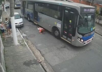 VÍDEO: Após discussão, motorista acelera e ônibus atropela idoso