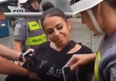 VÍDEO: Mulher é presa com 13 celulares dentro da calça e debocha de policiais