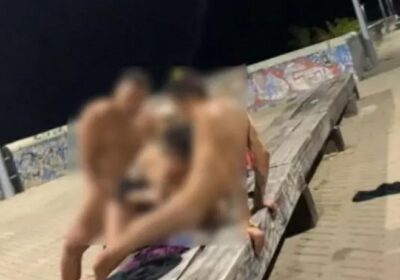 Trio é flagrado fazendo sexo grupal em calçadão de praia; veja vídeo