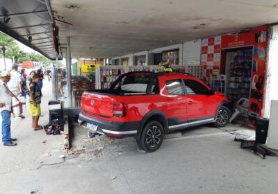 VÍDEO: Carro invade banca e deixa pessoas feridas em Manaus