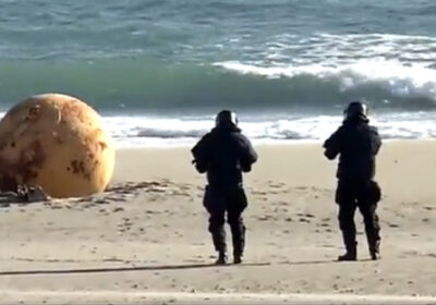 VÍDEO: esfera de metal misteriosa é encontrada em praia no Japão