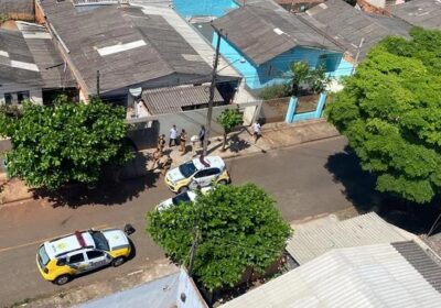 Adolescente de 16 anos saca arma e ameaça aluno em escola