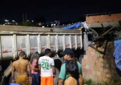 VÍDEO: Caçamba invade residência e deixa feridos no Cidade de Deus