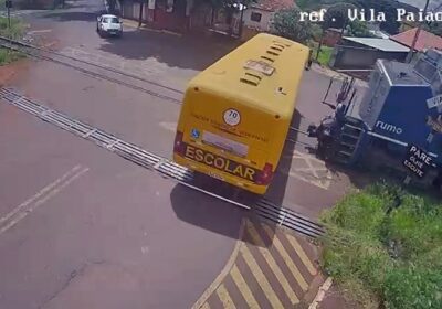 VÍDEO: Colisão entre trem e ônibus escolar mata duas crianças no norte do Paraná