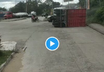 Contêiner solta de ‘cavalinho’ e tomba em Avenida no Distrito; vídeo