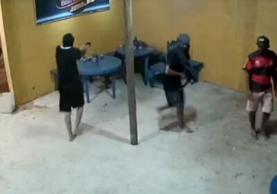 VÍDEO: Dupla encapuzada invade bar e executa homem a tiros