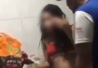 Homem flagrado agredindo namorada grávida é procurado em Manaus; vídeo