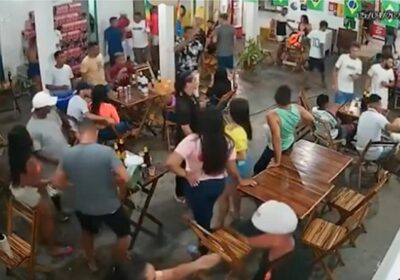 Homem morre e três ficam feridos durante tiroteio em bar; vídeo