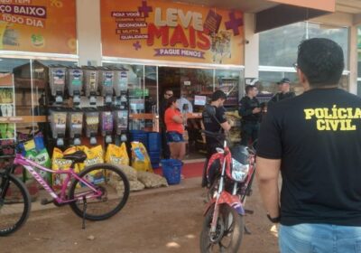 Supermercado é fechado por venda de comida vencida