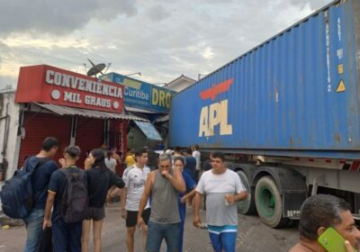 VÍDEOS: Carreta desgovernada atinge drogaria na zona sul de Manaus