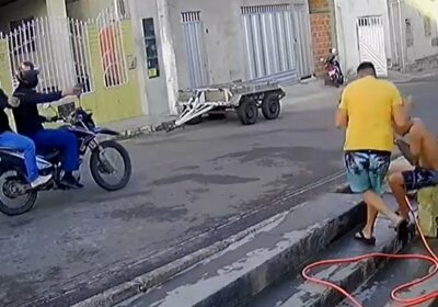 Veja momento em que pistoleiros chegam e matam dois irmãos na frente de casa