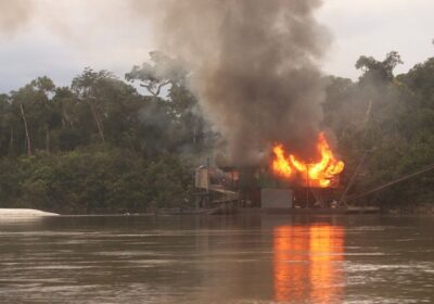 ‘Operação Tucandeira’: destrói balsas de garimpo ilegal no Amazonas