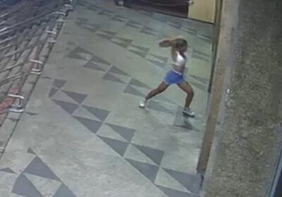 ‘Raiva de Deus’: Travesti é flagrada apedrejando igreja; veja o vídeo