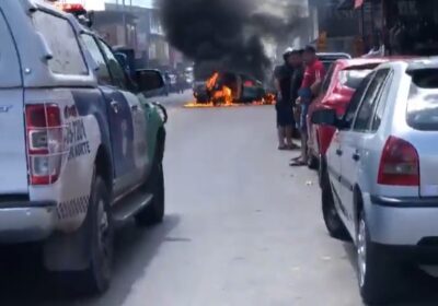 Carro tem problema no tanque de gasolina e pega fogo na Cidade Nova; vídeo