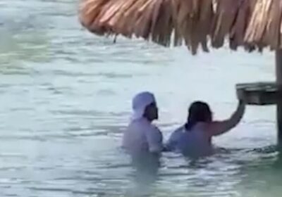 Casal faz sexo em mar na frente de outros turistas em resort e acaba preso