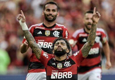 Flamengo espanta má fase e vence Coritiba na estreia do Brasileirão