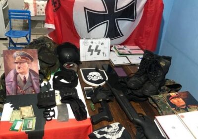 Justiça manda internar adolescente de 14 anos que tinha itens nazistas em casa