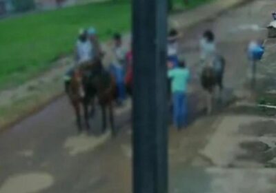 VÍDEO: Menina de 14 anos sofre estupro coletivo após convite para andar a cavalo e é encontrada sangrando