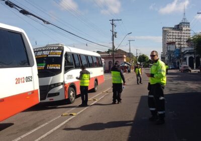 Micro-ônibus são alvos de fiscalização no Centro de Manaus; 17 foram autuados