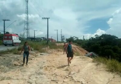 Motorista dorme ao volante e quase cai em abismo na zona leste de Manaus