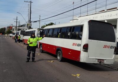 Prefeitura fiscaliza micro-ônibus do transporte executivo no centro de Manaus