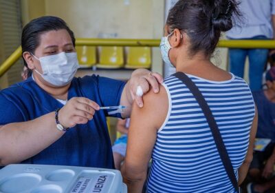 Público a partir de 18 anos começa a receber a vacina bivalente contra a Covid-19 em Manaus