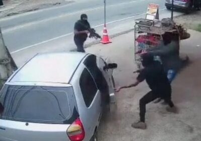 Veja momento em que bandidos cercam carro e fuzilam rival dentro do veículo