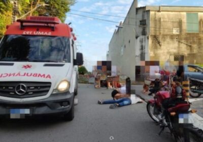 Acidente entre carro e moto deixa pessoa ferida em Manaus