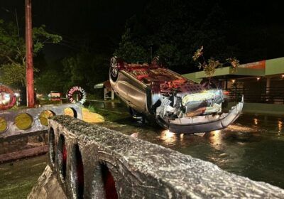 Carro capota durante forte chuva em Manaus