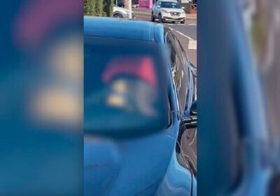 Casal é flagrado fazendo s3xo dentro de carro em rua movimentada; veja vídeo