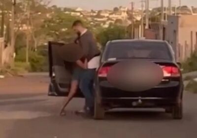 Homem arrasta mulher pelos cabelos e a coloca à força em carro; vídeo