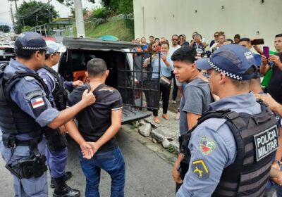 Homens são presos após jogarem bomba em cima de professores durante manifestação em Manaus