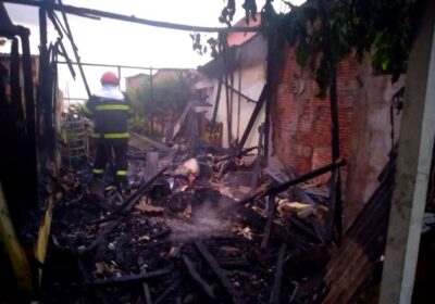 Incêndio destrói casa de madeira durante a madrugada deste sábado no AM