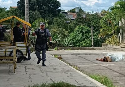 Jovem é arrastado por criminosos e morto à tiros em rua de Manaus