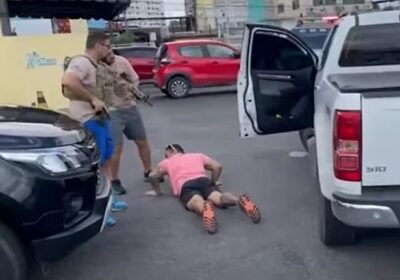 VÍDEO: Marido de delegada é preso usando viatura da PC-AM e arma da esposa em Manaus