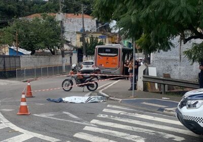 Mulher morre atropelada por ônibus após ser empurrada por namorado