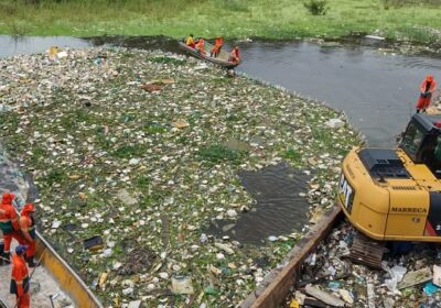 Prefeitura de Manaus realiza limpeza do igarapé do Franco